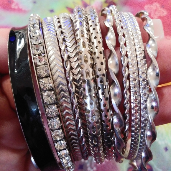 Set Of Metal Bangles - Picture 4 of 5